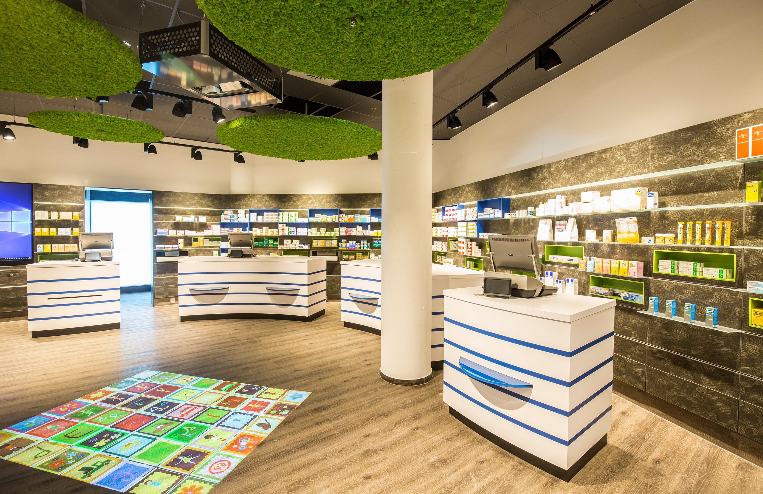 Innenansicht der besser gesund Apotheke mit Beratungsplätzen und Regalen